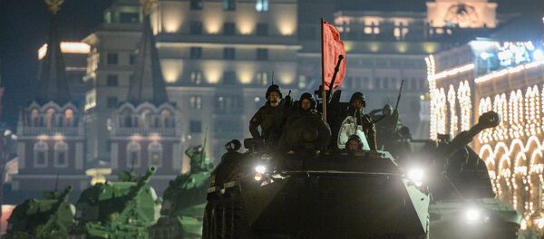 Ensayo nocturno del desfile militar en la Plaza Roja - Sputnik Mundo