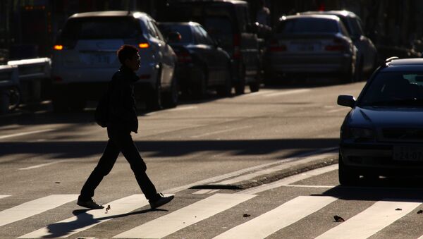 Un peatón cruza la calle (Archivo) - Sputnik Mundo
