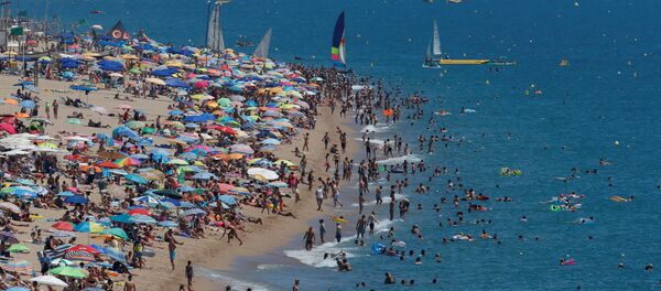 People cool off at the Mediterranean sea at Calella's beaches, north of Barcelona - Sputnik Mundo
