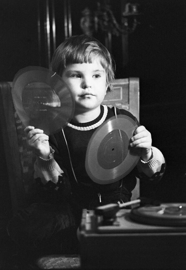 Niño con su colección de vinilos Niño con su colección de vinilos - Sputnik Mundo
