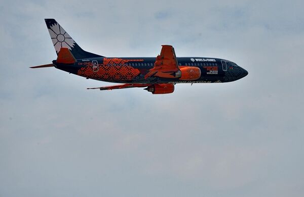 El avión de la compañía Belavia decorado con motivos del famoso juego World of Tanks en los cielos de Minsk. - Sputnik Mundo