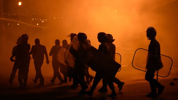 La policía dispersa a manifestantes cerca del cuartel ocupado en Ereván - Sputnik Mundo