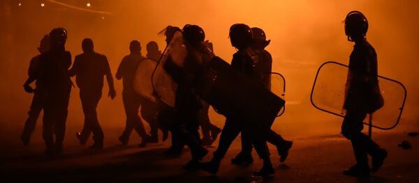 La policía dispersa a manifestantes cerca del cuartel ocupado en Ereván - Sputnik Mundo