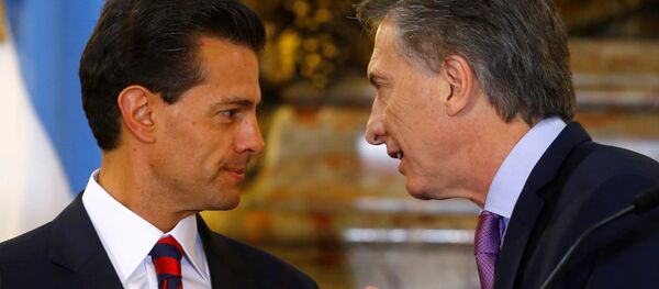 Argentine President Mauricio Macri (R) and his Mexican counterpart Enrique Pena Nieto Argentine President Mauricio Macri (R) and his Mexican counterpart Enrique Pena Nieto - Sputnik Mundo