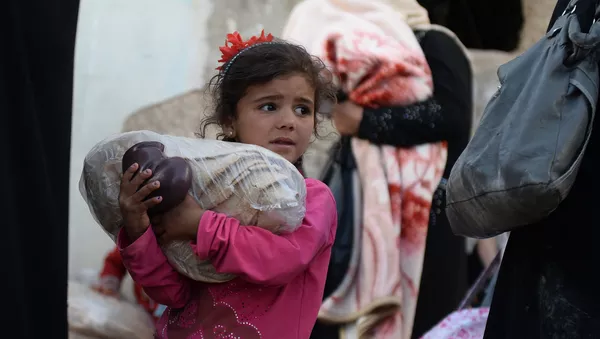 Una niña siria recibe ayuda humanitaria rusa (Archivo) - Sputnik Mundo