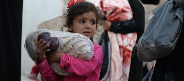 Una niña siria recibe ayuda humanitaria rusa (Archivo) - Sputnik Mundo
