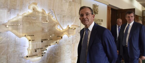 Thierry Mariani, el organizador de la delegación francesa, durante su visita en Crimea Thierry Mariani, el organizador de la delegación francesa, durante su visita en Crimea - Sputnik Mundo