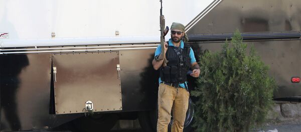 El hombre armado cerca de cuartel de la Policía en Ereván - Sputnik Mundo