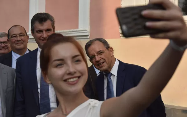 La delegación francesa pasea por la ciudad de Simferópol La delegación francesa pasea por la ciudad de Simferópol - Sputnik Mundo