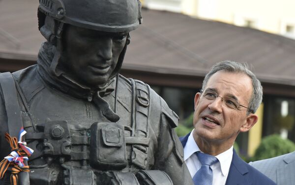 Thierry Mariani, el jefe de la delegación francesa, cerca del monumento a los Hombres Corteses - Sputnik Mundo