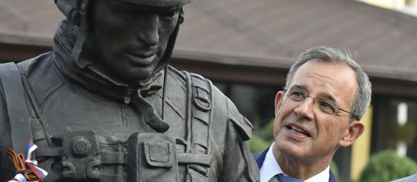 Thierry Mariani, el jefe de la delegación francesa a Crimea, cerca del monumento a los Hombres Corteses - Sputnik Mundo