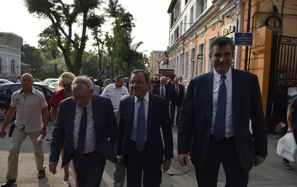 La delegación francesa pasea por la ciudad de Simferópol La delegación francesa pasea por la ciudad de Simferópol - Sputnik Mundo
