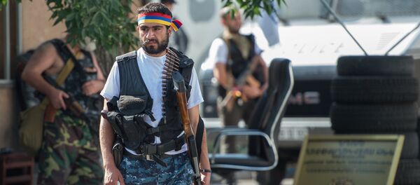 Los miembros del grupo que atacó el cuartel policial en Ereván - Sputnik Mundo