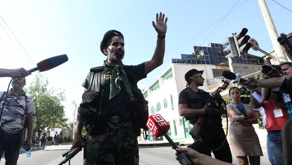 Un hombre armado en la comisaría policial tomada por Sasna Tsrer en Ereván - Sputnik Mundo