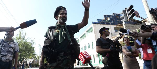 Un hombre armado en la comisaría policial tomada por Sasna Tsrer en Ereván - Sputnik Mundo