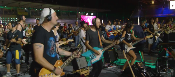 Mil músicos se reúnen en el concierto de la banda de rock más grande del mundo - Sputnik Mundo