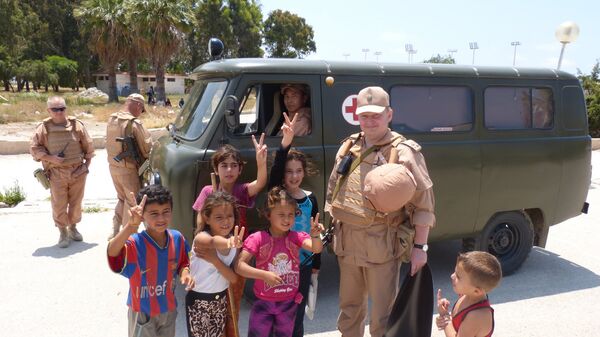 Los soldados y los niños del barrio Bani Zaid en Alepo - Sputnik Mundo