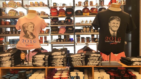 Camisetas con imágenes de candidatos a la presidencia de EEUU, Hillary Clinton y Donald Trump - Sputnik Mundo