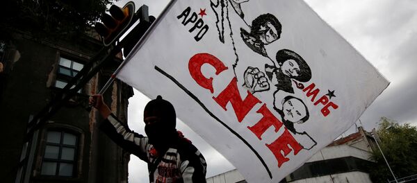 Protesta de la Coordinadora Nacional de Trabajadores de la Educación (CNTE) contra la reforma educativa en México - Sputnik Mundo