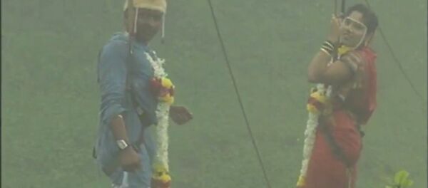 El amor está en el aire: una pareja se casa colgada a 90 metros de altura - Sputnik Mundo