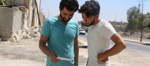 Vecinos de Alepo leen uno de los folletos lanzados por el Ejército sirio (archivo) - Sputnik Mundo