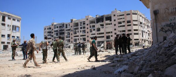 Soldados sirios patrullan las calles del barrio Bani Zeid, Alepo, 28 de julio de 2016 - Sputnik Mundo
