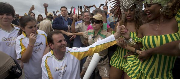 La antorcha olímpica cruza la bahía de Guanabara y llega a Río de Janeiro - Sputnik Mundo