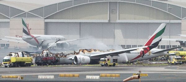 Extinción del avión en aeropuerto de Dubái - Sputnik Mundo