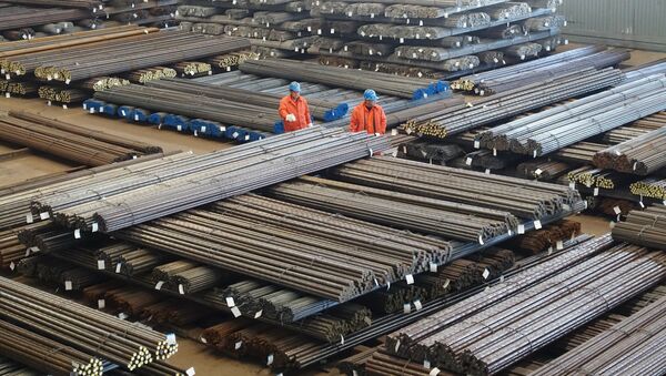 Workers check steel products at a factory in Dalian, Liaoning Province, China, March 30, 2016 - Sputnik Mundo