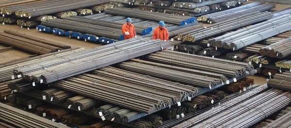 Workers check steel products at a factory in Dalian, Liaoning Province, China, March 30, 2016 - Sputnik Mundo