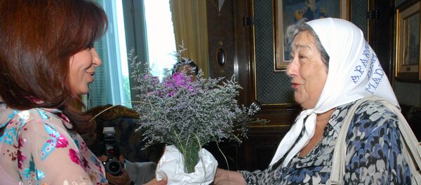 Hebe de Bonafini en una reunión con la presidenta argentina Cristina Fernández de Kirchner - Sputnik Mundo