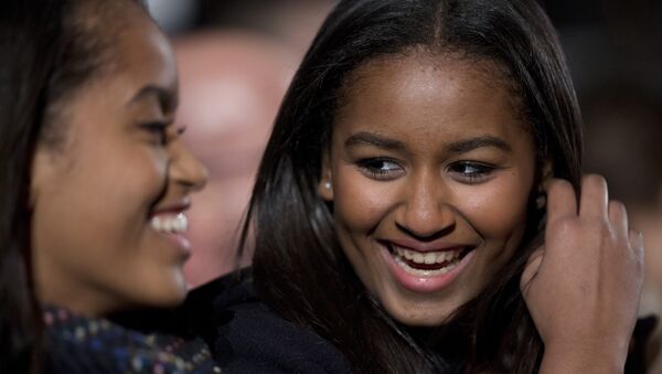 Sasha Obama, right, and Malia Obama, laugh during the National Christmas Tree Lighting ceremony at the Ellipse in Washington, Thursday, Dec. 3, 2015. - Sputnik Mundo