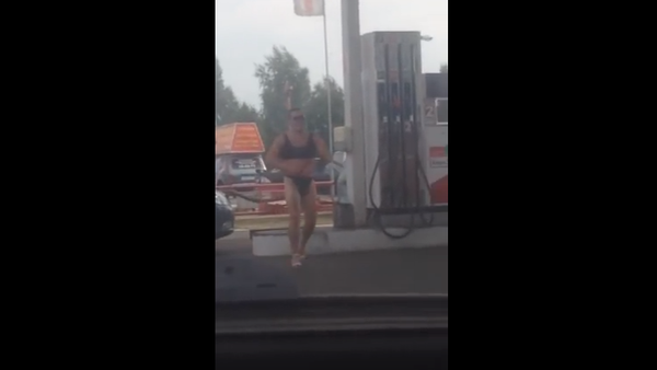 Gasolina a cambio de un bikini: los rusos repostan gratis - Sputnik Mundo