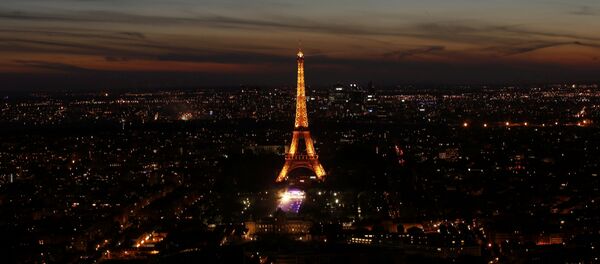 La Torre Eiffel en París - Sputnik Mundo