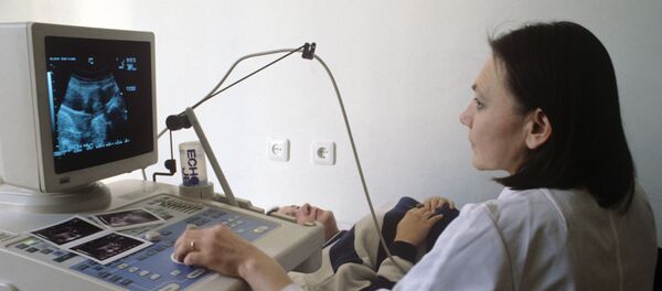 Врач Нина Стопани проводит исследование - Sputnik Mundo