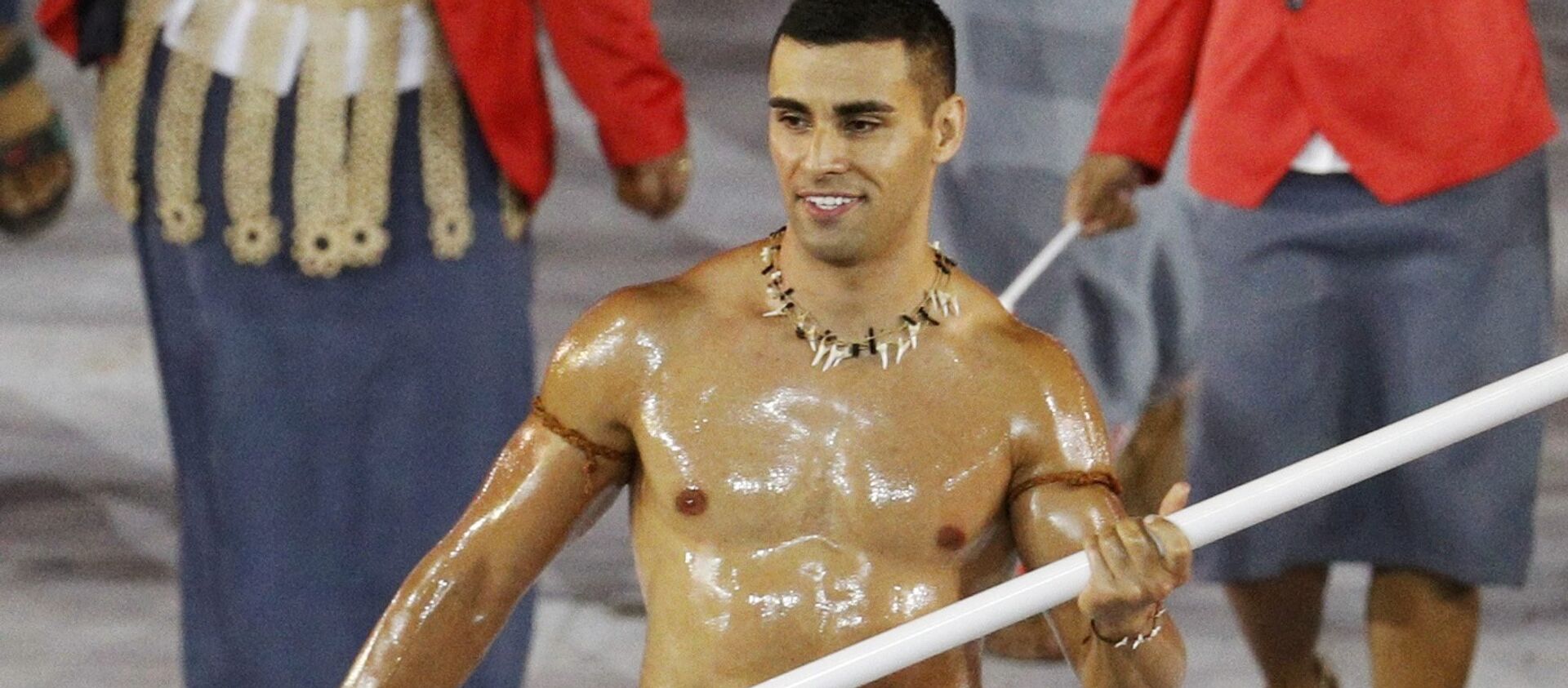 Flagbearer Pita Nikolas Taufatofua (TGA) of Tonga leads his contingent during the athletes' parade at the opening ceremony. - Sputnik Mundo, 1920, 06.08.2016