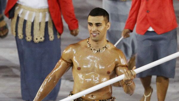 Flagbearer Pita Nikolas Taufatofua (TGA) of Tonga leads his contingent during the athletes' parade at the opening ceremony. Flagbearer Pita Nikolas Taufatofua (TGA) of Tonga leads his contingent during the athletes' parade at the opening ceremony. - Sputnik Mundo