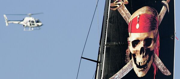 Un helicóptero vuela sobre el barco 'Piratas del Caribe' - Sputnik Mundo