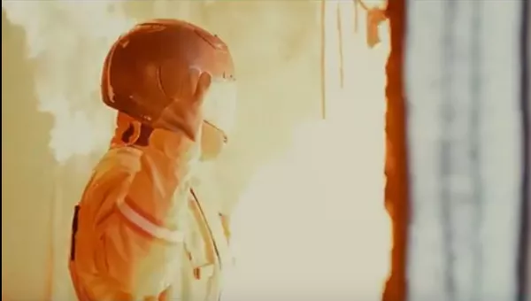 Un hombre en el nuevo uniforme para bomberos KZM-70 - Sputnik Mundo
