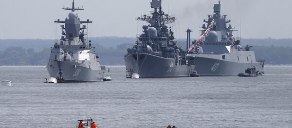 La corbeta Steregushiy (izquierda), el destructor Nastoychiviy y la fragata Almirante Gorshkov (derecha) en la base naval rusa en Kaliningrado - Sputnik Mundo