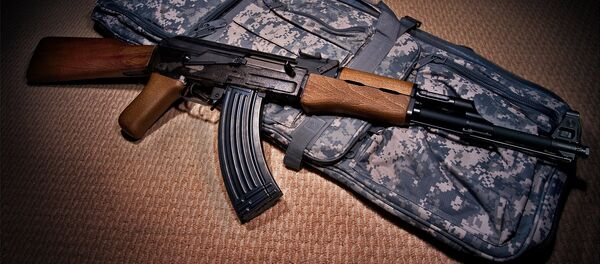 Un fusil de asalto AK-47 (archivo) - Sputnik Mundo