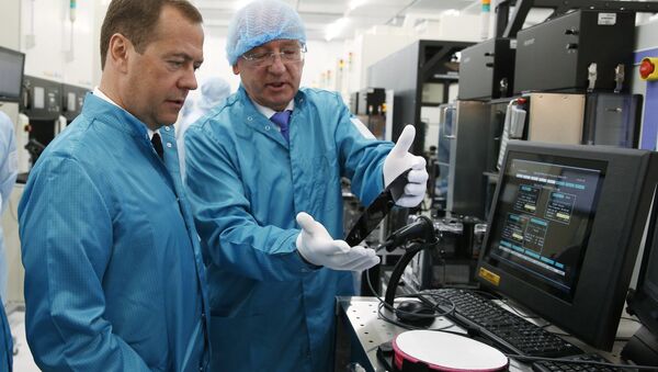 Primer Ministro de Rusia Dmitri Medvédev durante su visita a Angstrem-T - Sputnik Mundo