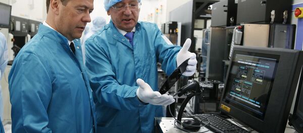 Primer Ministro de Rusia Dmitri Medvédev durante su visita a Angstrem-T - Sputnik Mundo