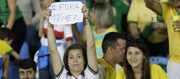Espectador con un pancarta Fuera Temer - Sputnik Mundo