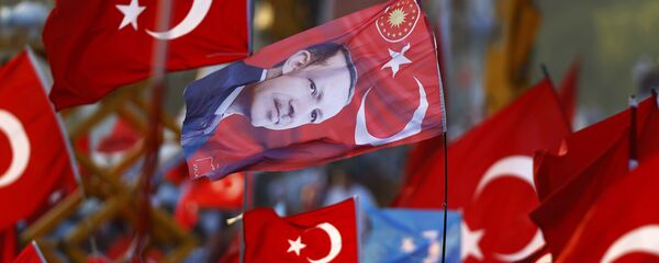 El retrato de Recep Tayyip Erdogan, presidente de Turquía, detrás de la banderas del país - Sputnik Mundo