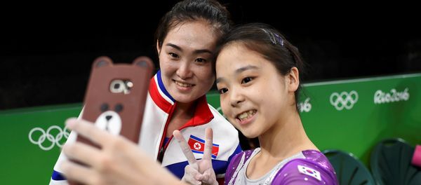 Gimnastas de Corea del Sur y Corea del Norte - Sputnik Mundo