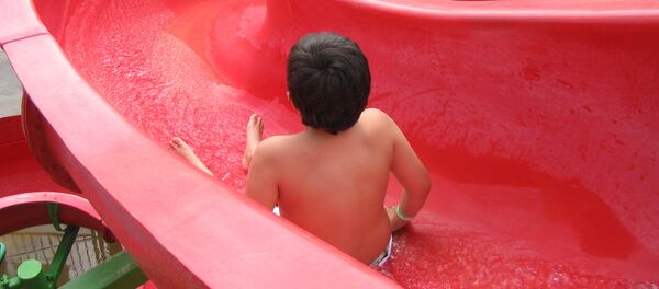 Un niño en un tobogán - Sputnik Mundo