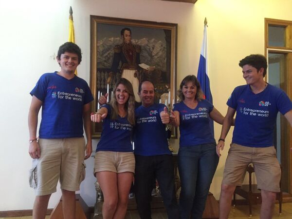 Una familia colombiana da vuelta al mundo en carro - Sputnik Mundo