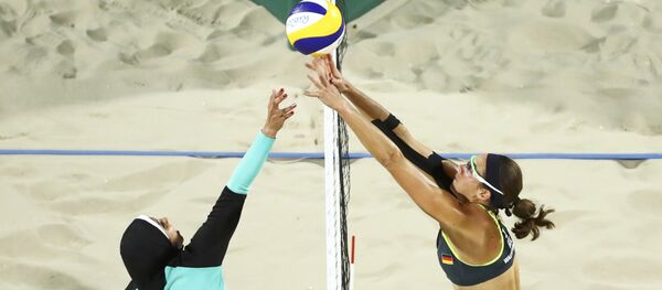El partido de voley playa femenino entre Egipto y Alemania, durante los JJOO de Río 2016 - Sputnik Mundo
