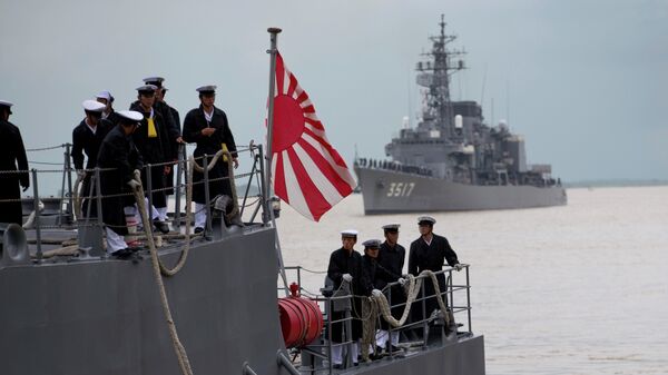 Japanese navy officers stand on the deck of Japan Maritime Self-Defense Force's vessel docked at Thilawa port, Myanmar, Monday, Sept. 30, 2013 - Sputnik Mundo